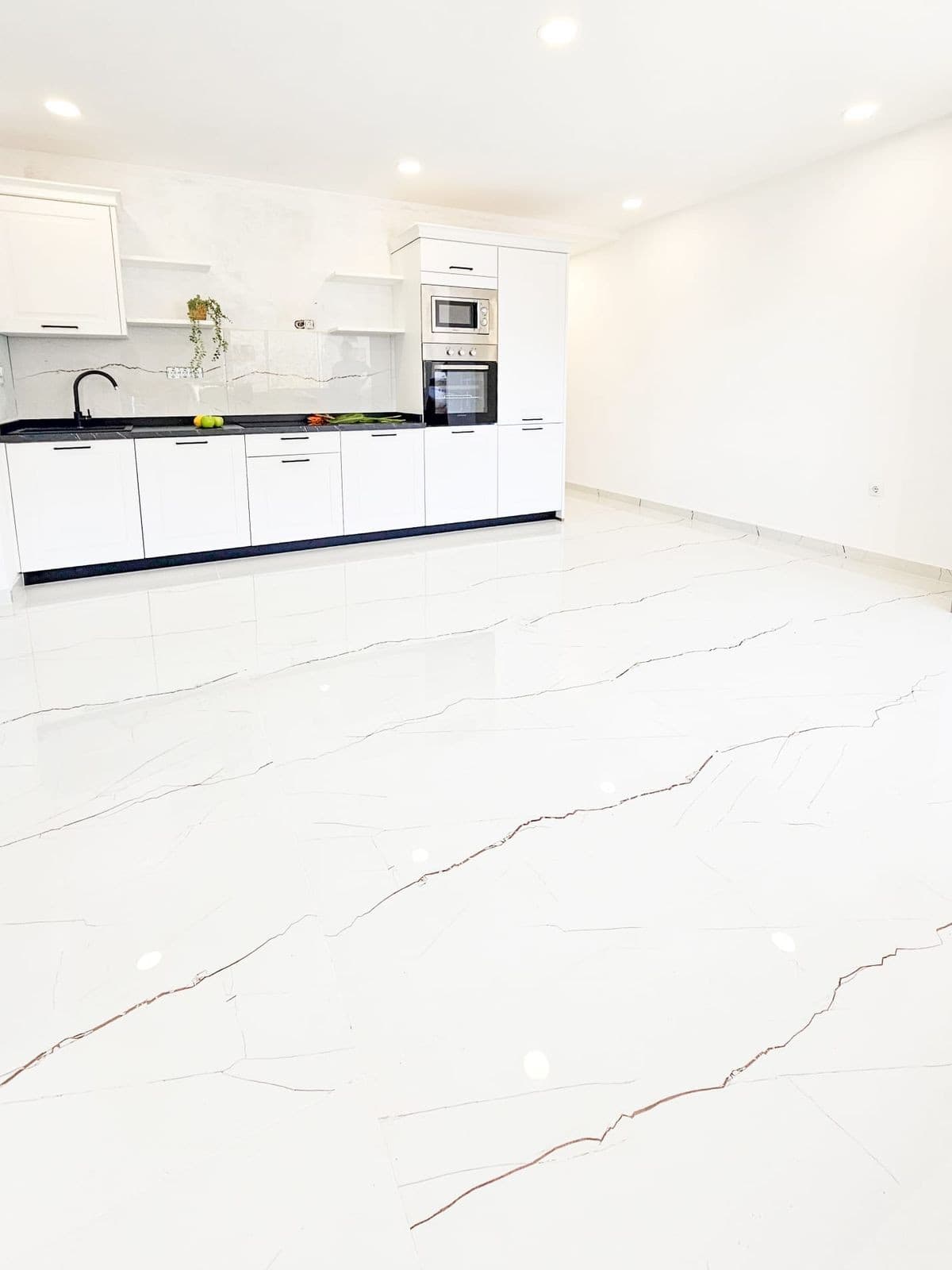 Middle Floor Apartment in Marbella — photo 1 of 10