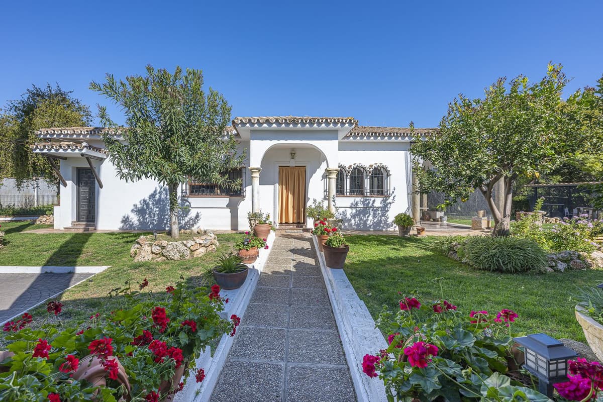 Detached Villa in Guadalmina Alta — photo 1 of 10