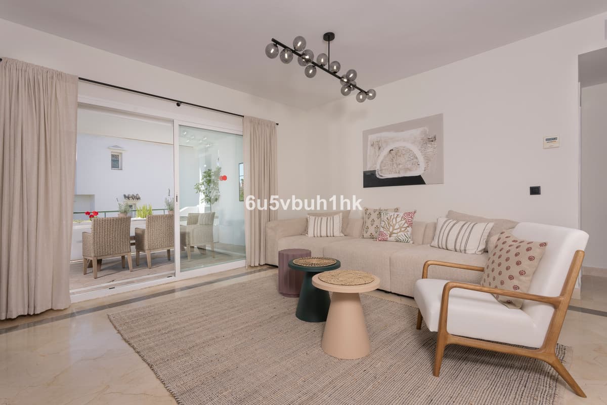 Middle Floor Apartment in Estepona — photo 4 of 10
