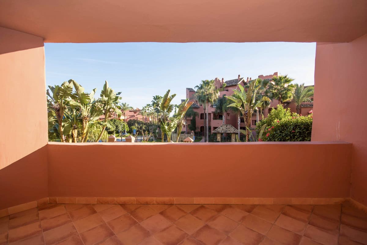Middle Floor Apartment in Estepona — photo 4 of 10