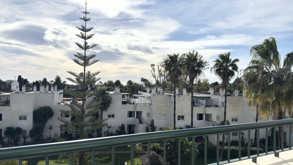 Top Floor Apartment in Guadalmina Baja — photo 1 of 10