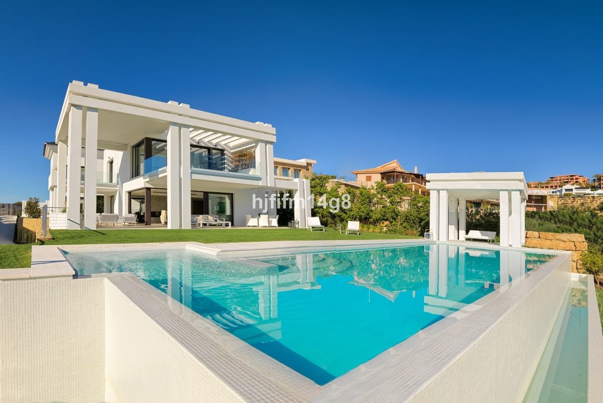 Detached Villa in Los Flamingos — photo 1 of 10