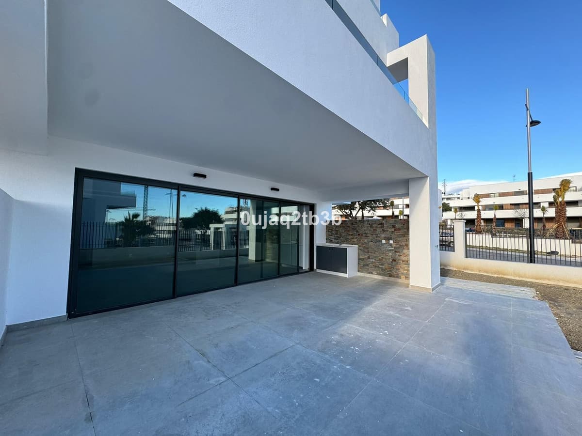 Middle Floor Apartment in Estepona — photo 1 of 4