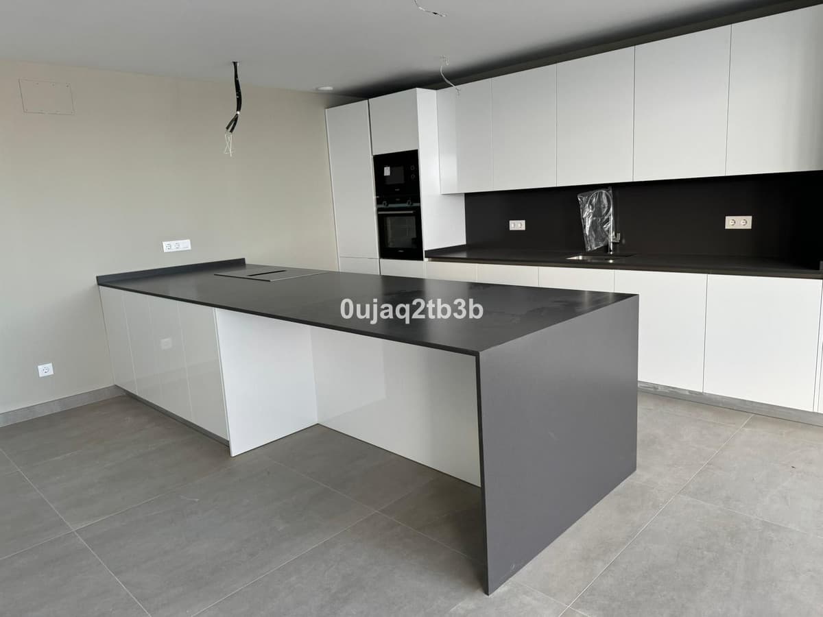 Middle Floor Apartment in Estepona — photo 2 of 4