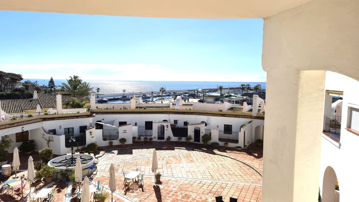 Top Floor Apartment in Puerto de Cabopino — photo 3 of 10