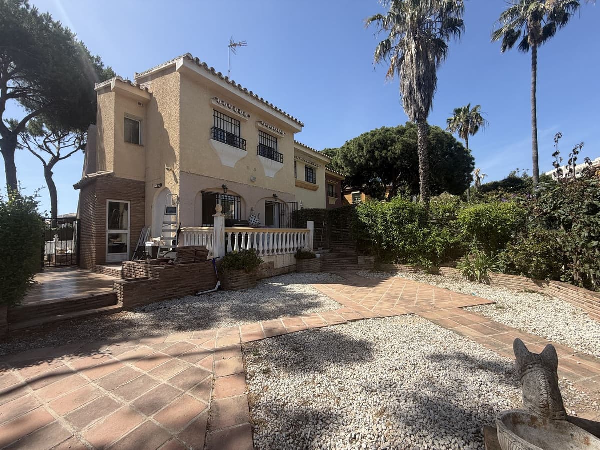 Semi-Detached House in Calahonda — photo 1 of 10