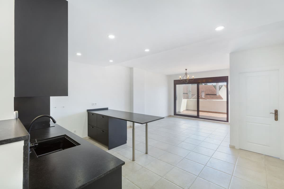 Middle Floor Apartment in Nueva Andalucía — photo 3 of 8