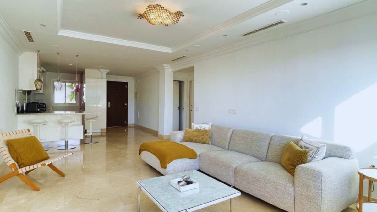 Middle Floor Apartment in Aloha — photo 5 of 10