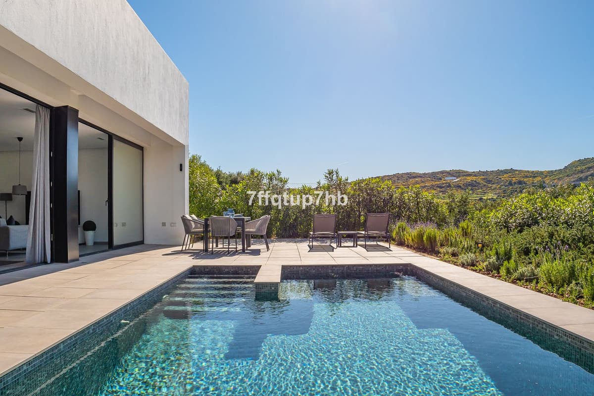 Detached Villa in Estepona — photo 2 of 10
