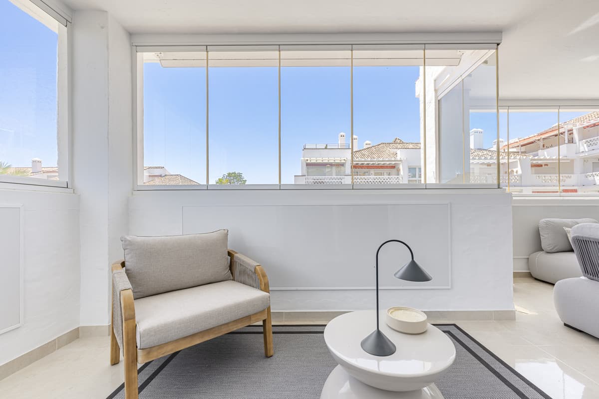 Middle Floor Apartment in The Golden Mile — photo 10 of 10