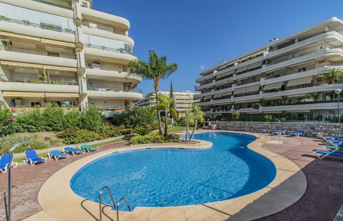 Middle Floor Apartment in Guadalmina Alta — photo 1 of 10