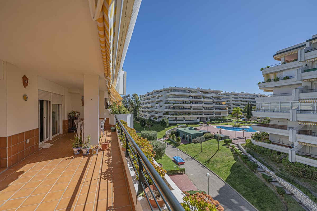 Middle Floor Apartment in Guadalmina Alta — photo 2 of 10