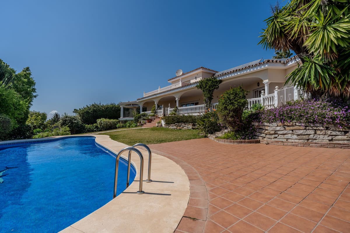 Detached Villa in El Paraiso — photo 1 of 10