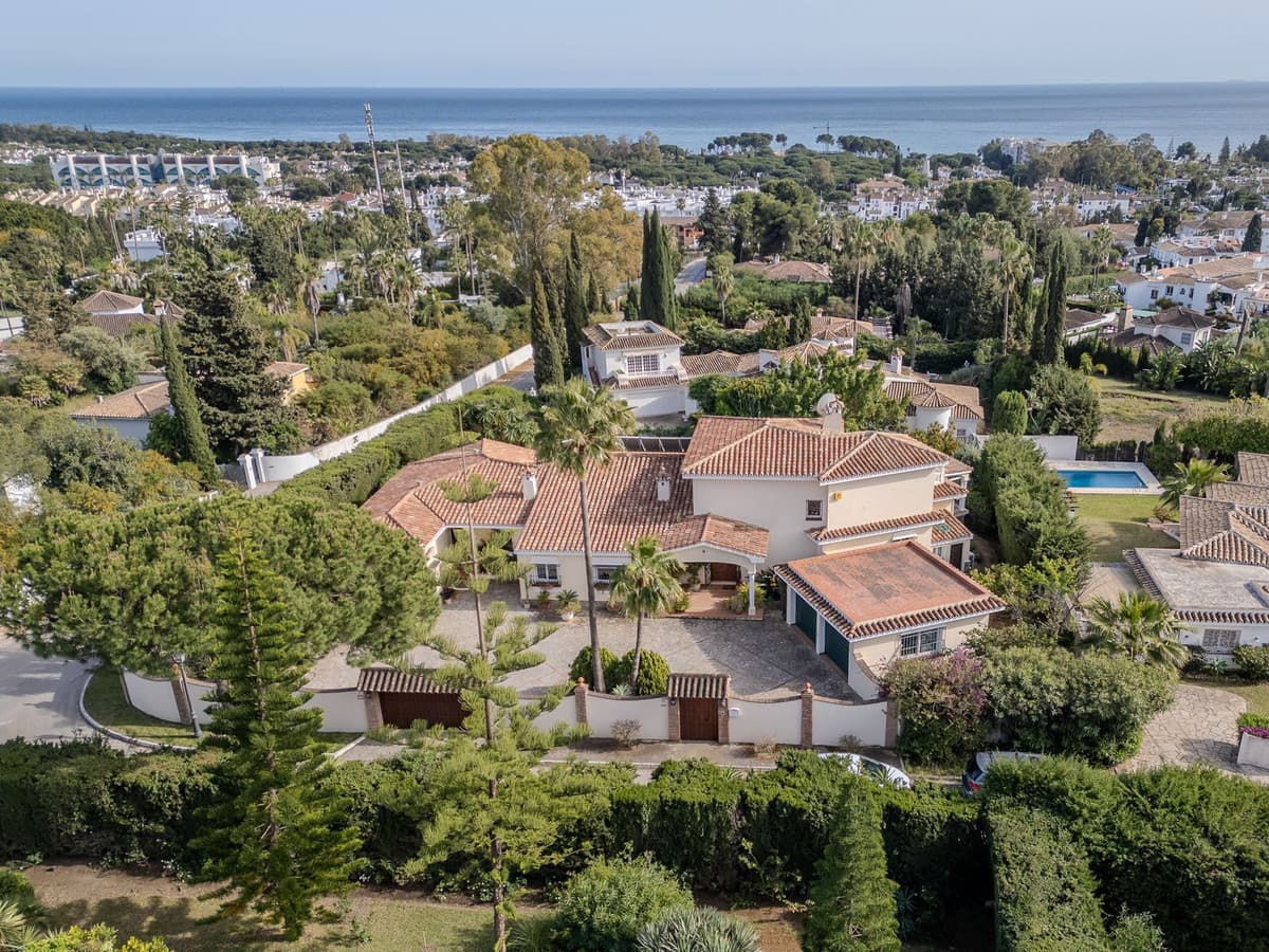 Detached Villa in El Paraiso — photo 2 of 10