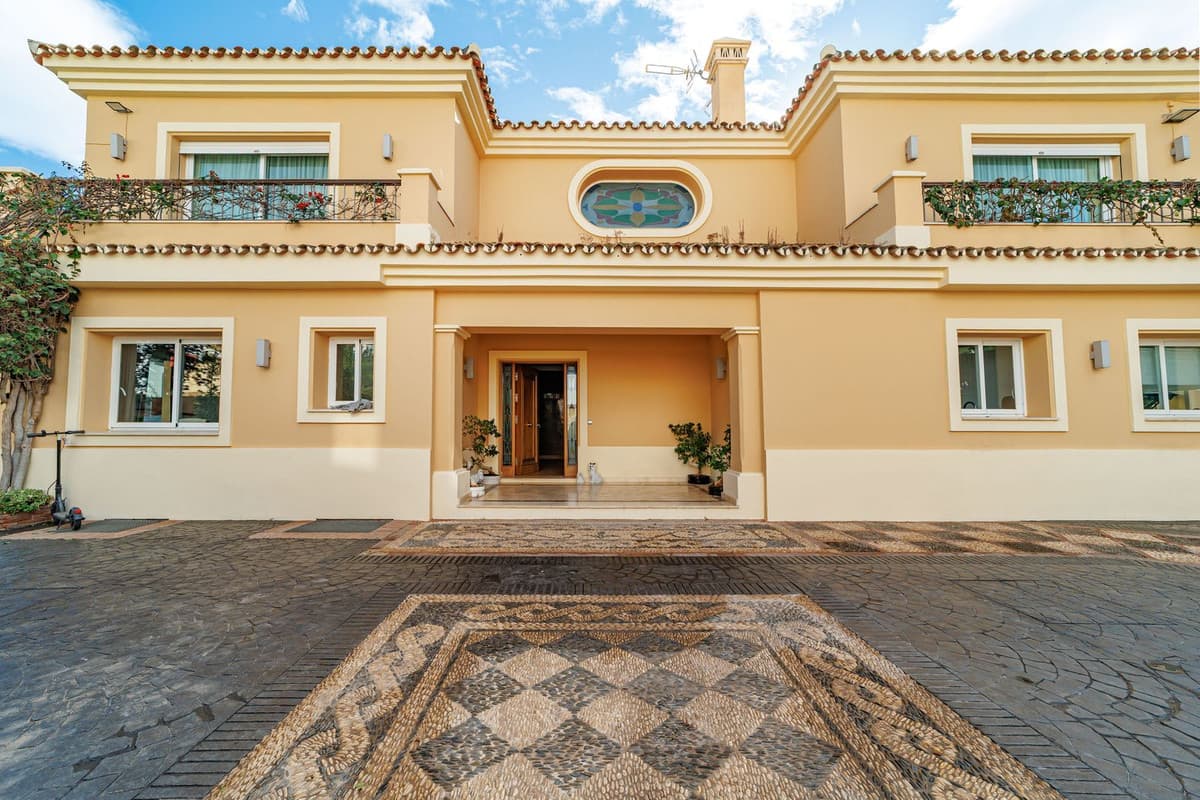 Detached Villa in Marbella — photo 3 of 10