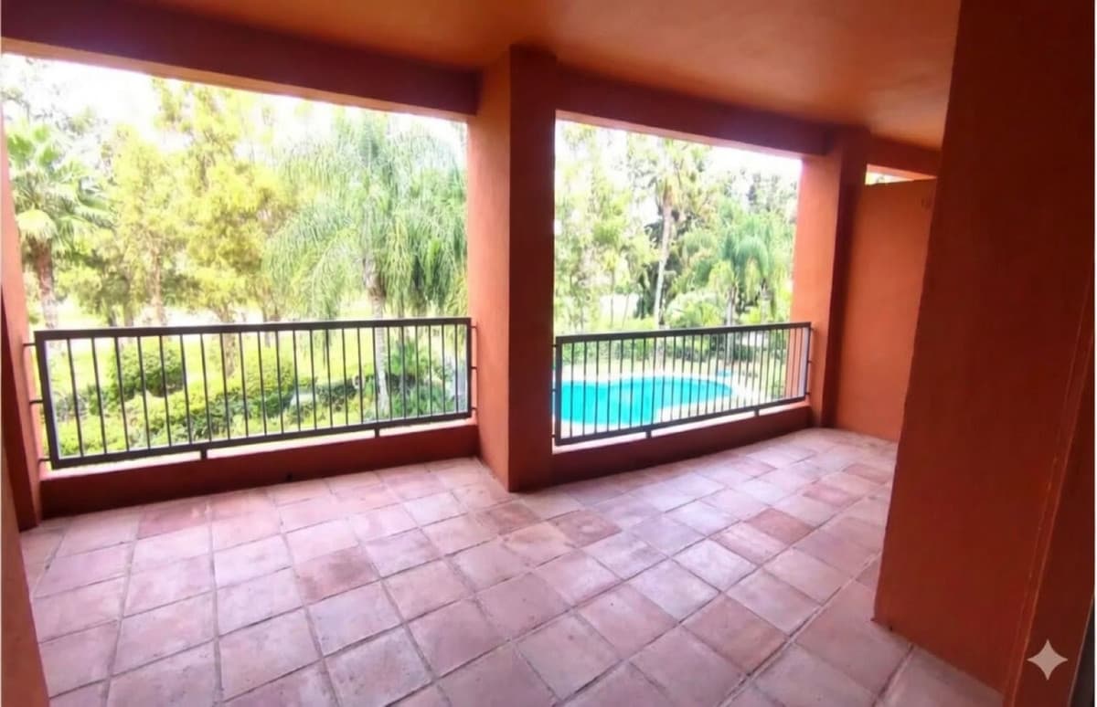 Middle Floor Apartment in Benahavís — photo 3 of 10