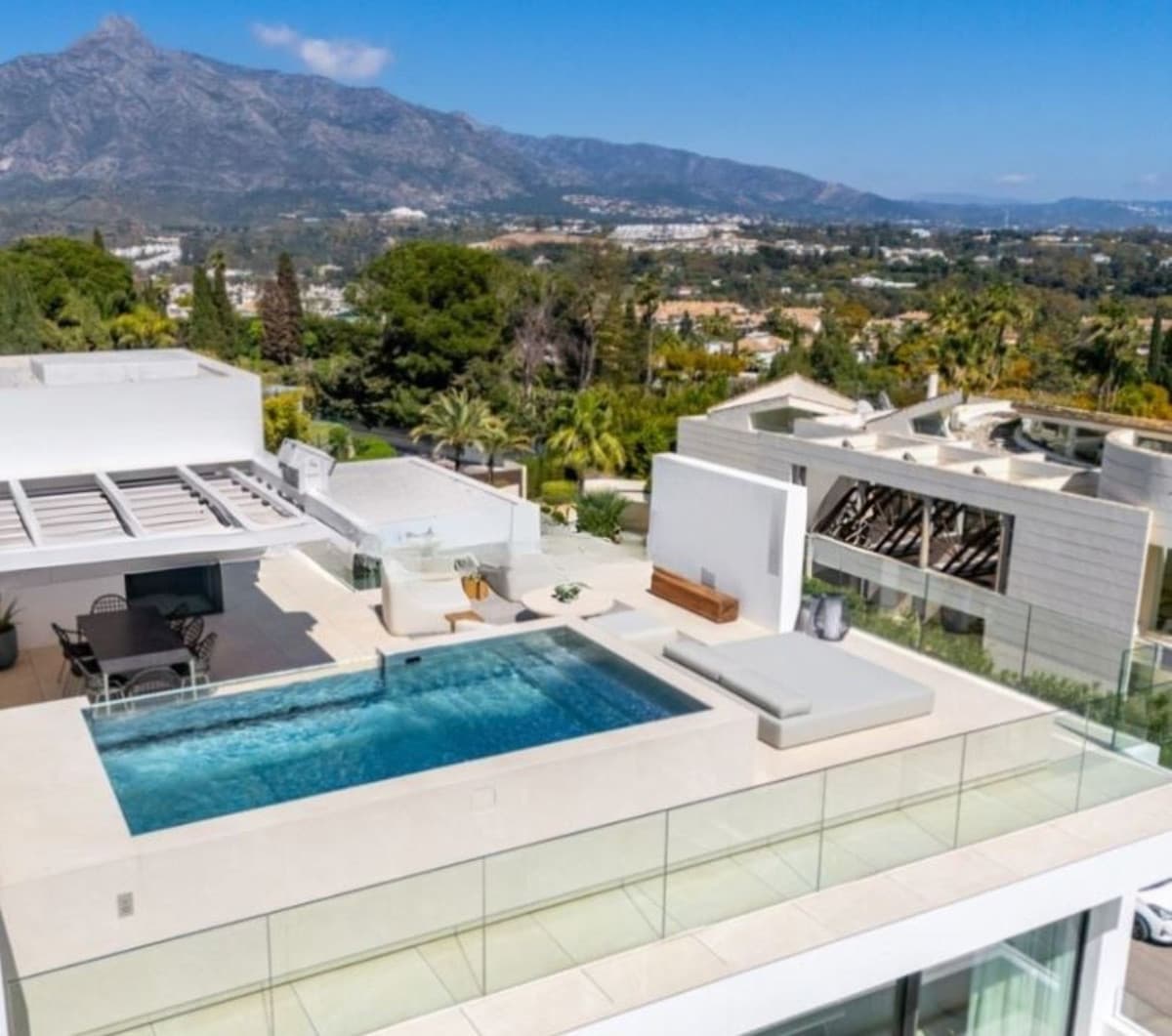 Semi-Detached House in Nueva Andalucía — photo 1 of 3