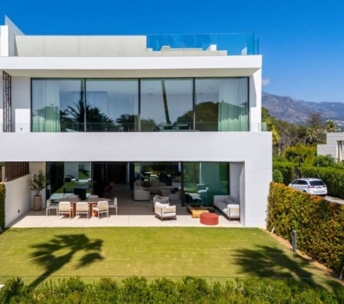Semi-Detached House in Nueva Andalucía — photo 2 of 3