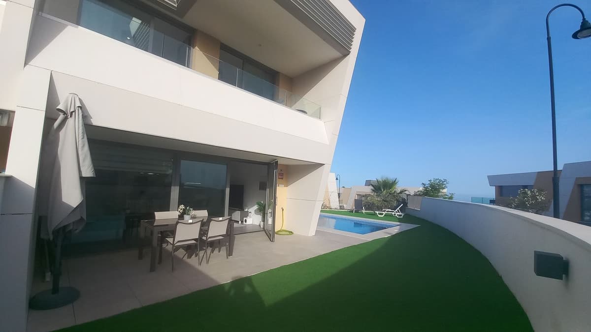 Townhouse in El Chaparral — photo 2 of 10