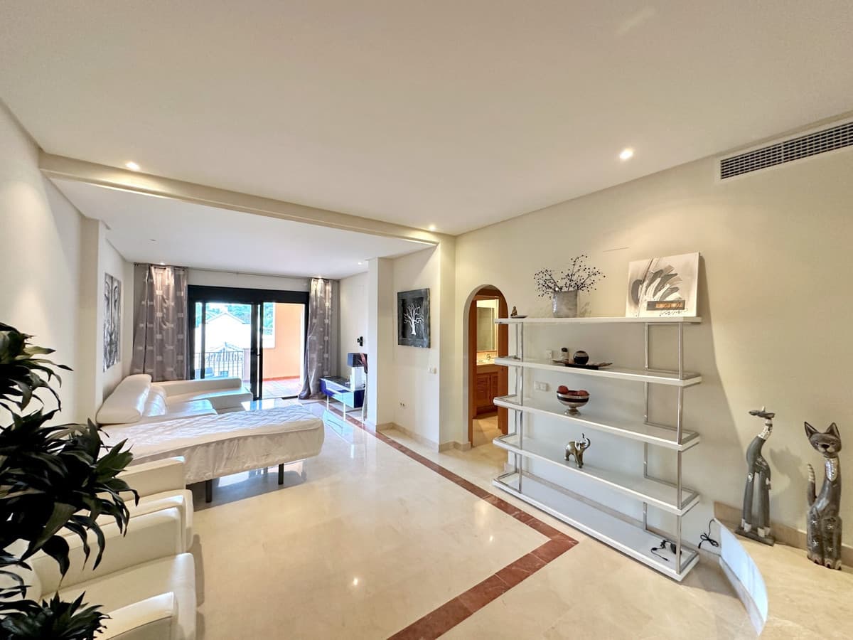 Middle Floor Apartment in Puerto Banús — photo 4 of 10