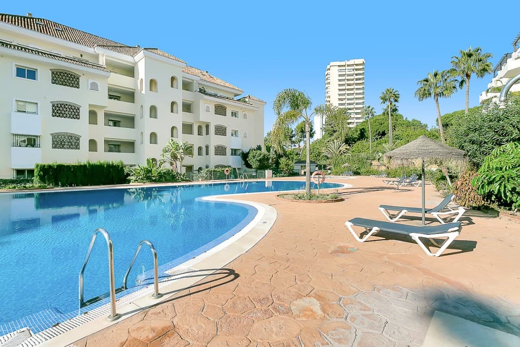 Middle Floor Apartment in Marbella — photo 2 of 10
