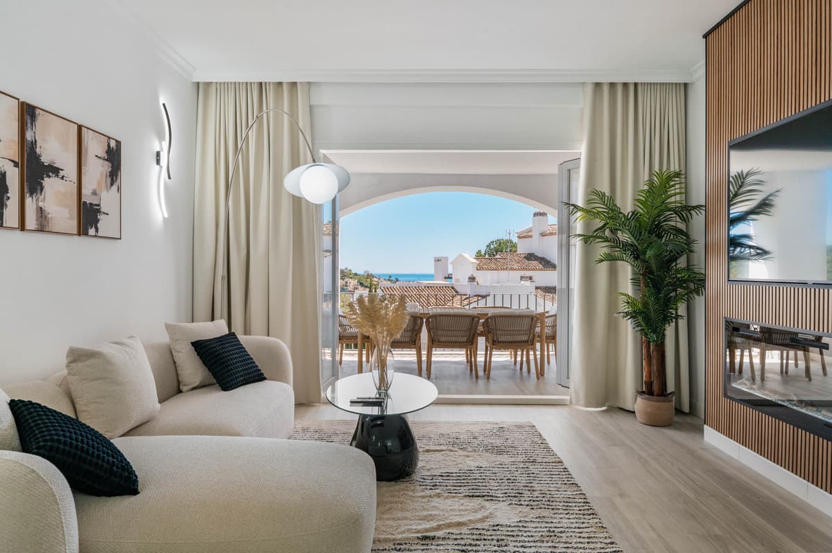 Middle Floor Apartment in Benahavís — photo 3 of 10