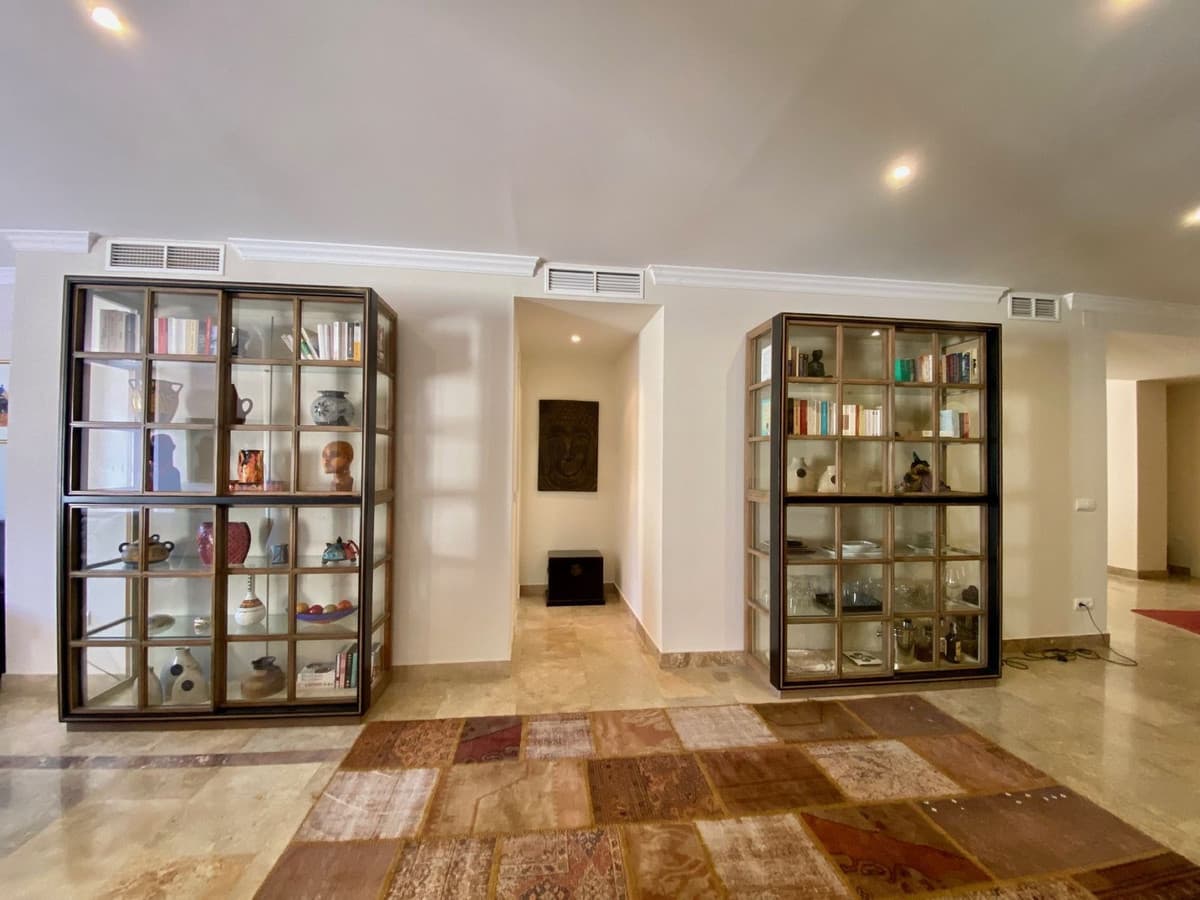 Middle Floor Apartment in The Golden Mile — photo 9 of 10