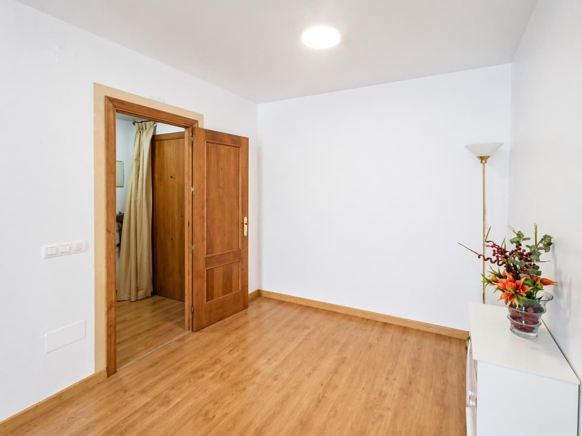 Middle Floor Apartment in Málaga Centro — photo 4 of 10