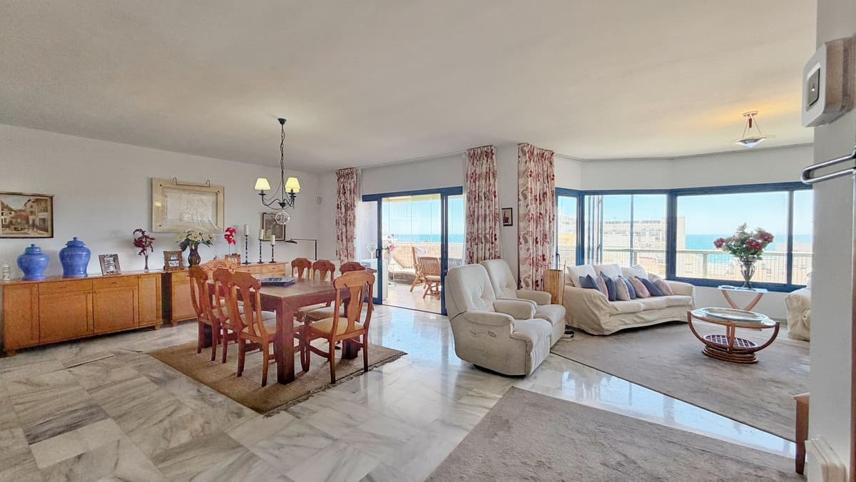 Middle Floor Apartment in Marbella — photo 2 of 10