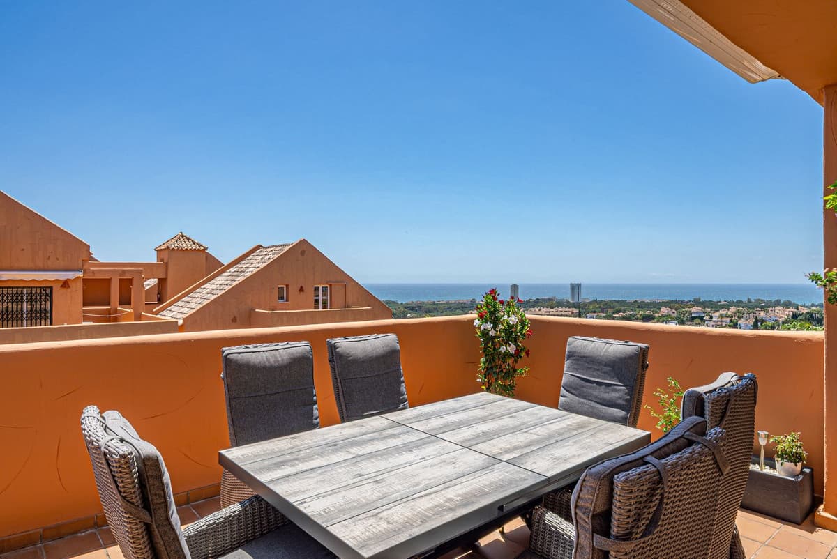 Middle Floor Apartment in Elviria — photo 1 of 10