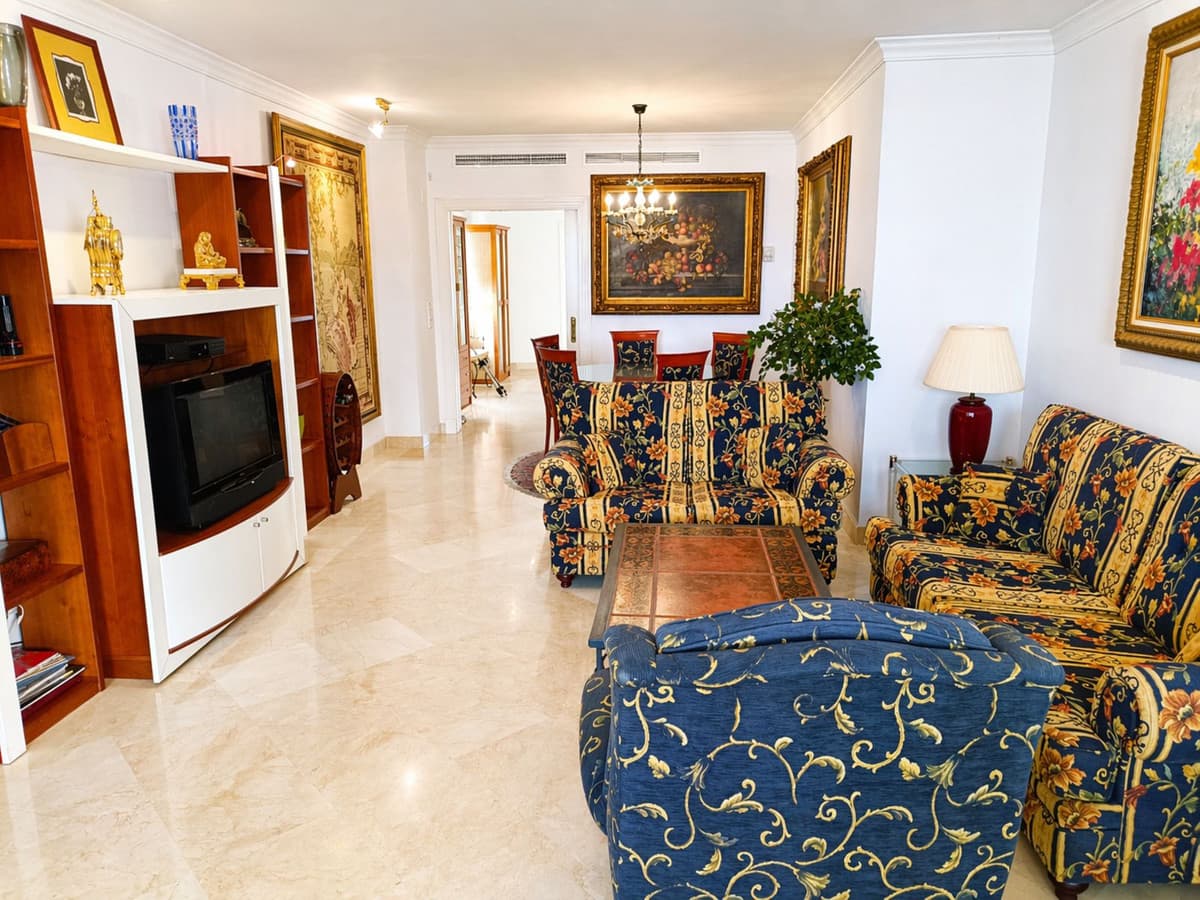 Middle Floor Apartment in Marbella — photo 3 of 10
