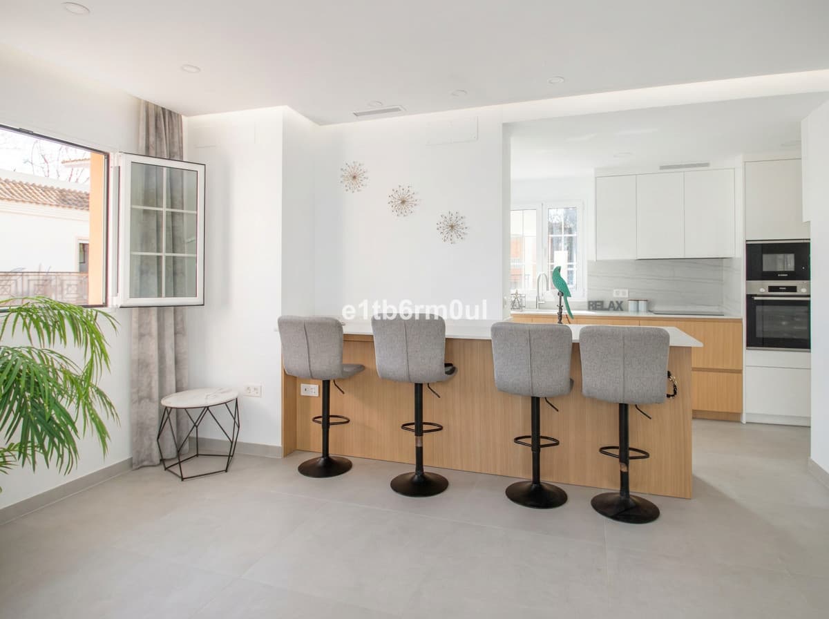 Middle Floor Apartment in Nueva Andalucía — photo 4 of 10