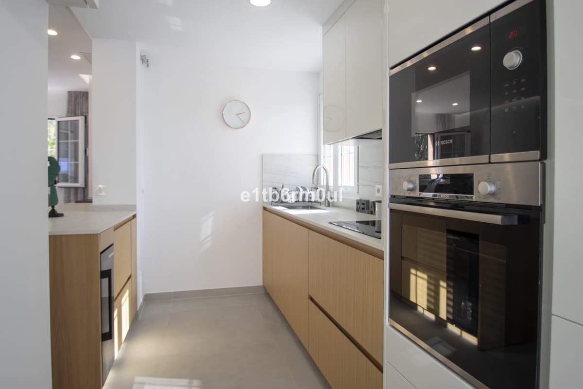 Middle Floor Apartment in Nueva Andalucía — photo 7 of 10