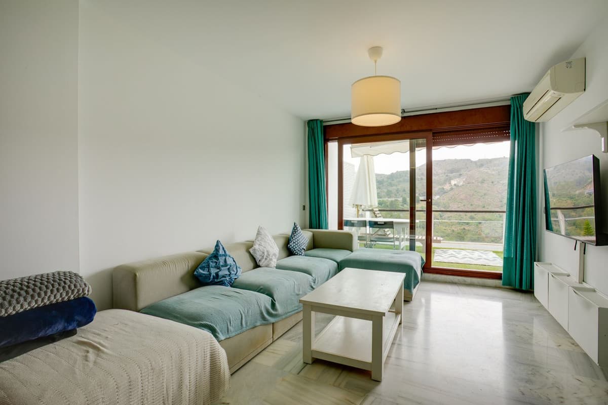 Middle Floor Apartment in Benahavís — photo 3 of 10