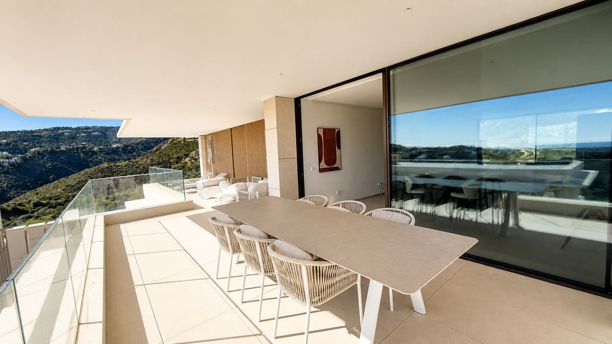 Middle Floor Apartment in La Quinta — photo 1 of 10