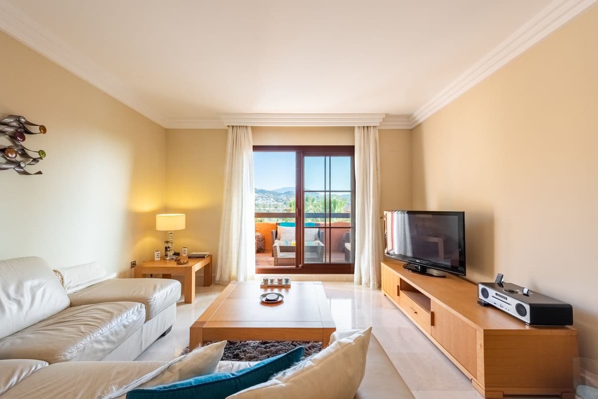 Middle Floor Apartment in Benahavís — photo 3 of 10