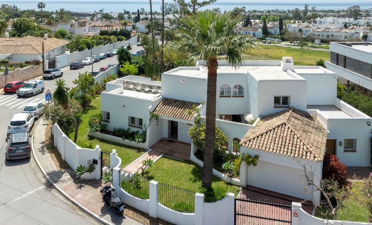 Detached Villa in Bel Air — photo 1 of 10