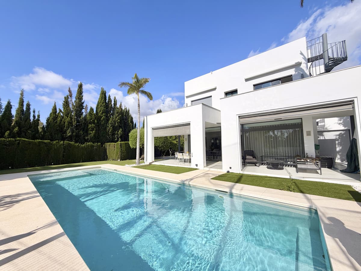 Detached Villa in Nueva Andalucía — photo 2 of 10