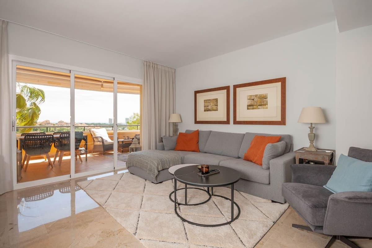 Middle Floor Apartment in Elviria — photo 2 of 10