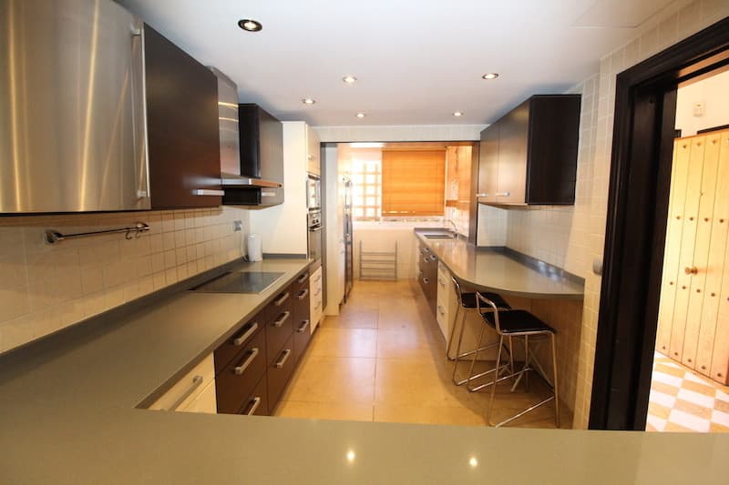 Semi-Detached House in The Golden Mile — photo 2 of 10