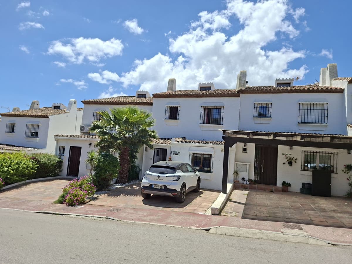 Townhouse in La Duquesa — photo 1 of 10