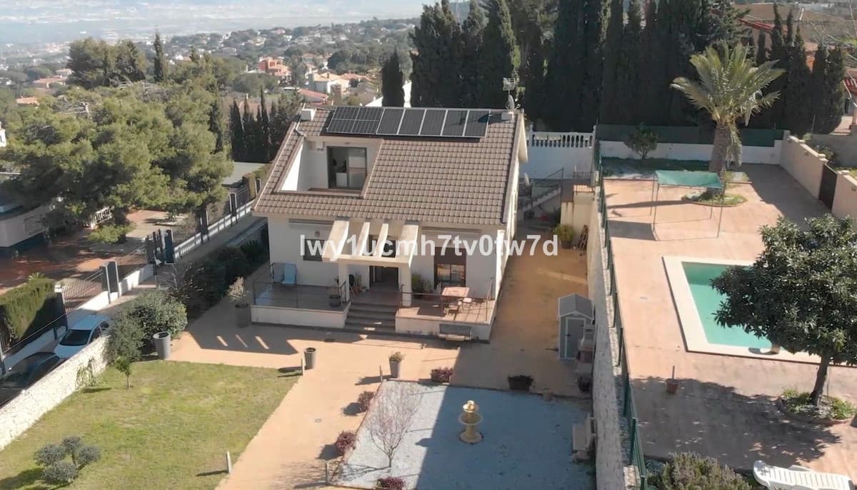 Detached Villa in Alhaurín de la Torre — photo 1 of 10