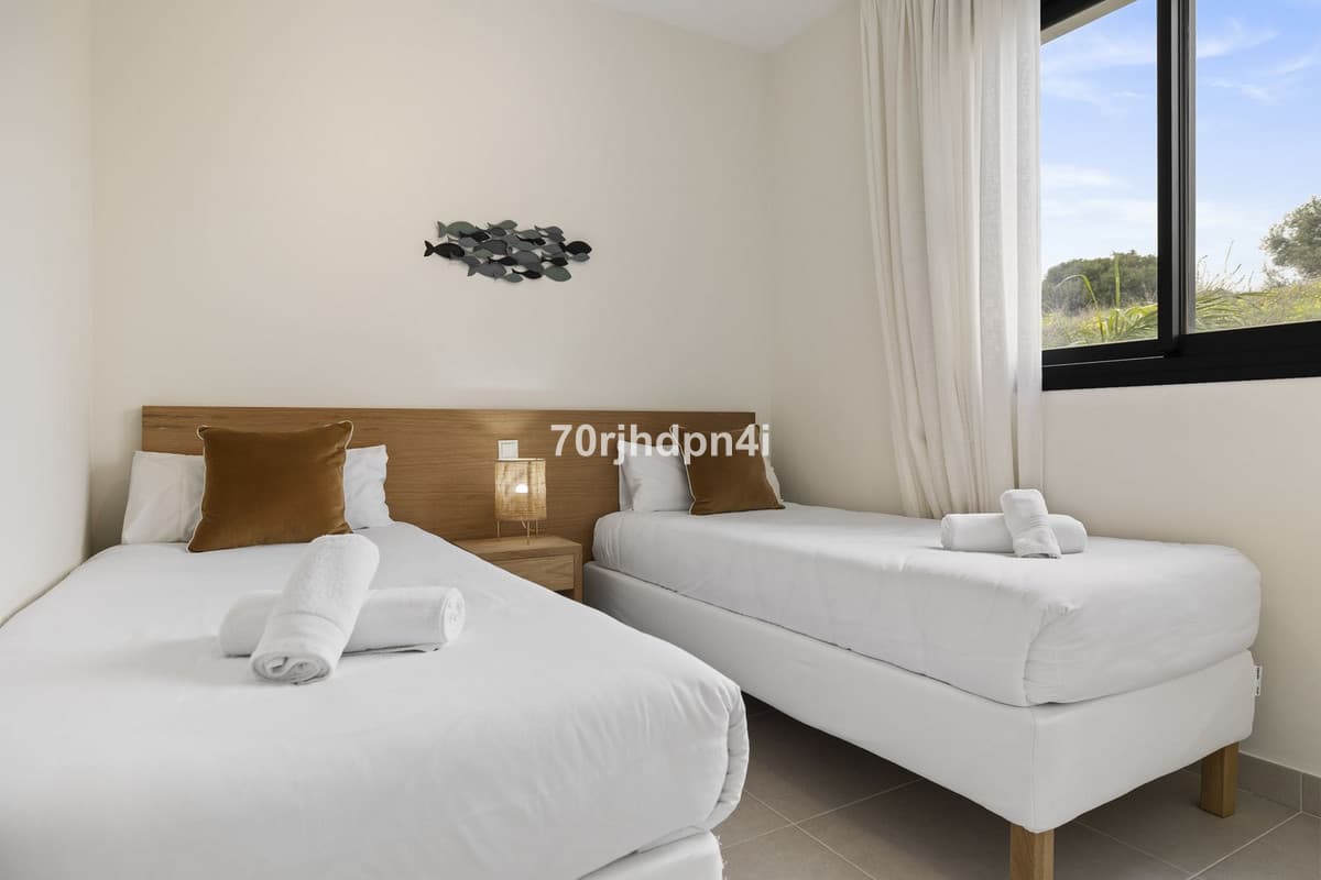 Middle Floor Apartment in Estepona — photo 4 of 10