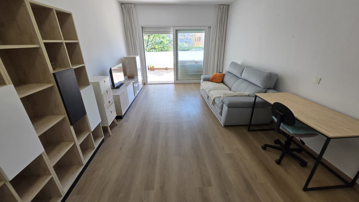 Middle Floor Apartment in The Golden Mile — photo 2 of 10