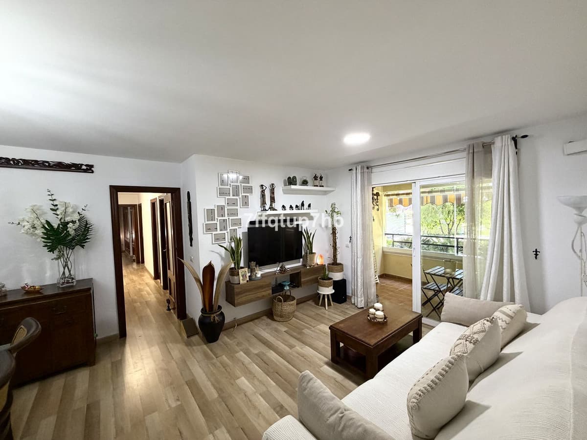 Middle Floor Apartment in Estepona — photo 2 of 10