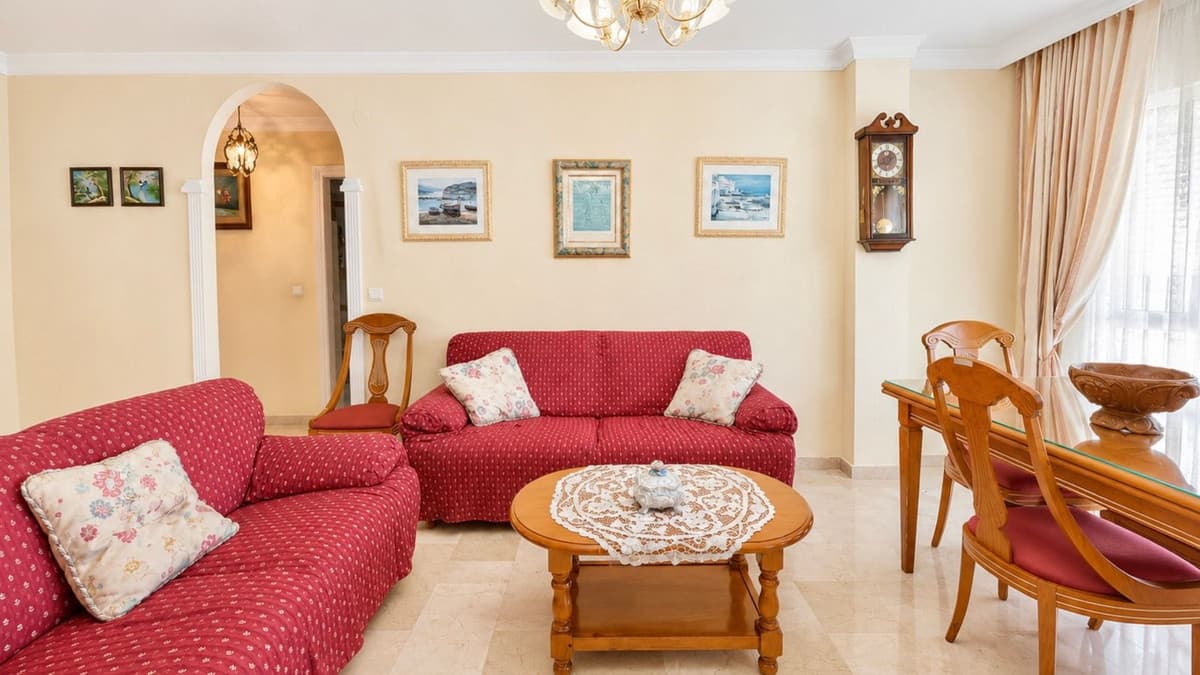 Middle Floor Apartment in Estepona — photo 3 of 10