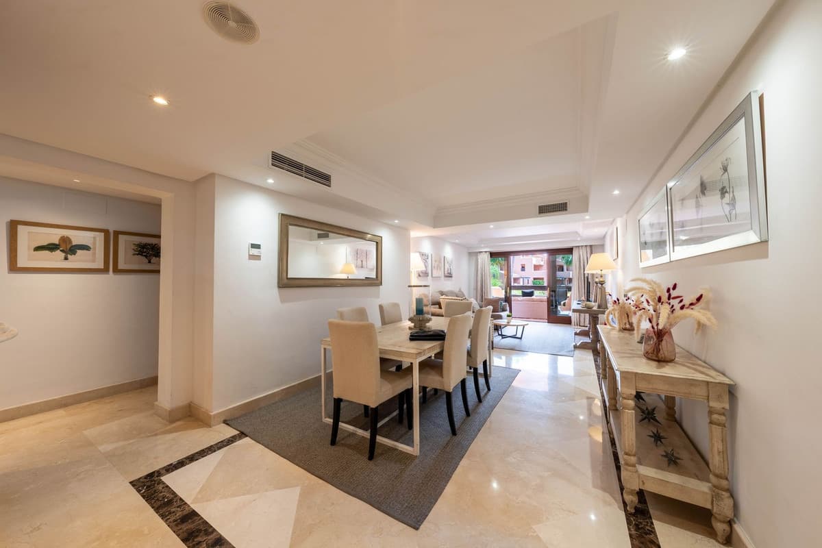 Middle Floor Apartment in Estepona — photo 5 of 10