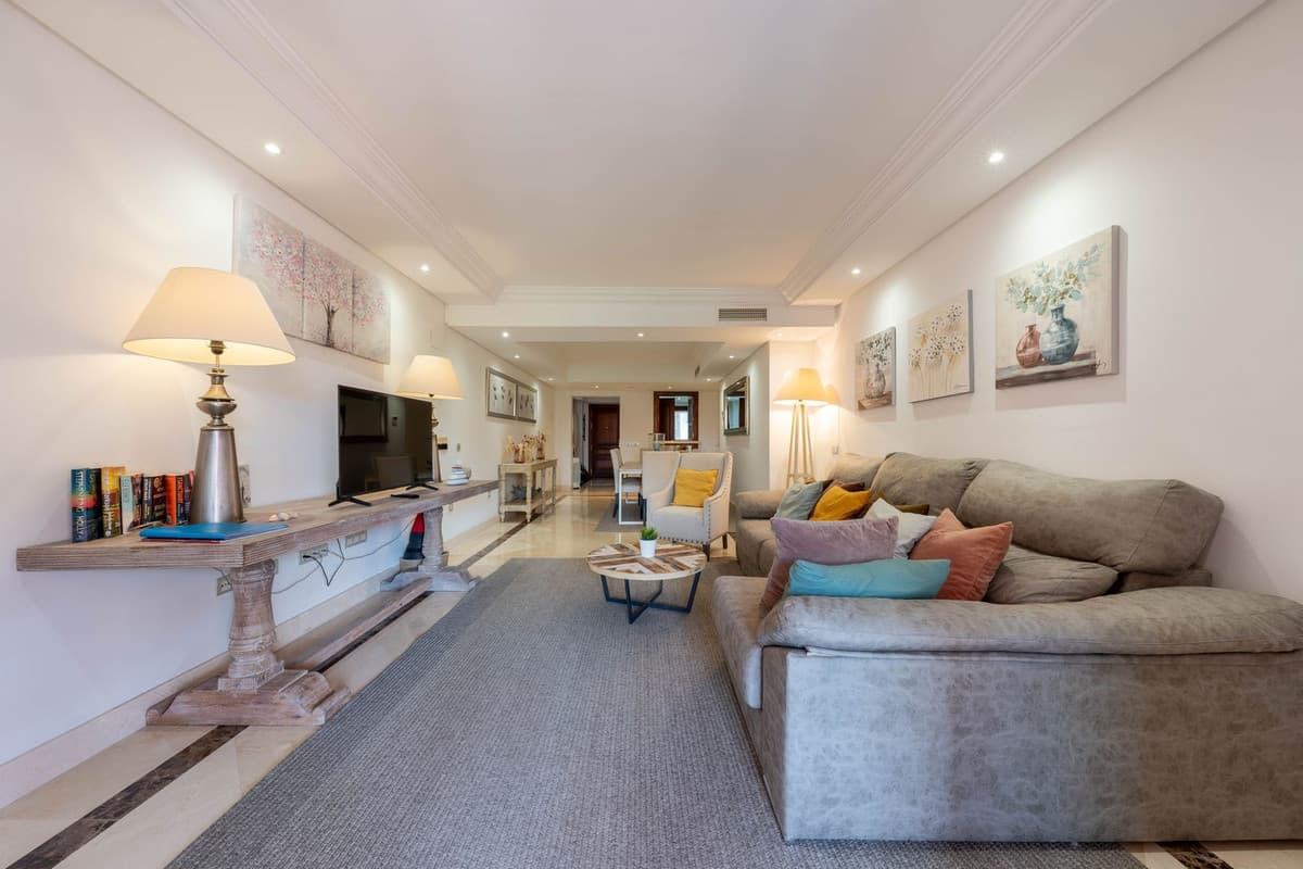 Middle Floor Apartment in Estepona — photo 8 of 10