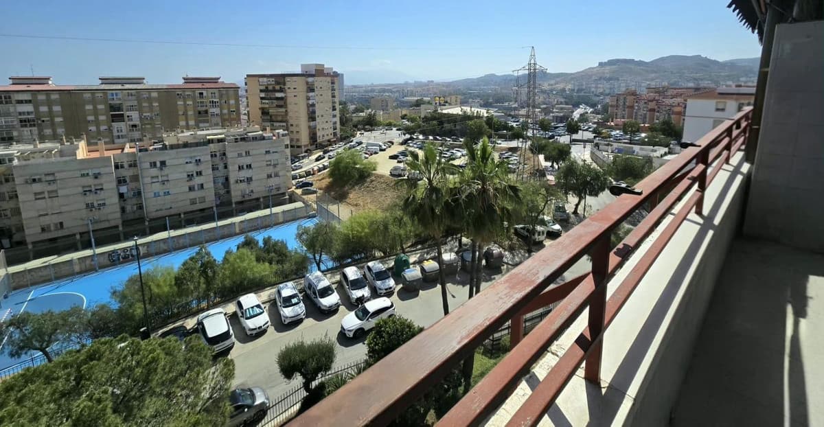 Middle Floor Apartment in Málaga — photo 2 of 10