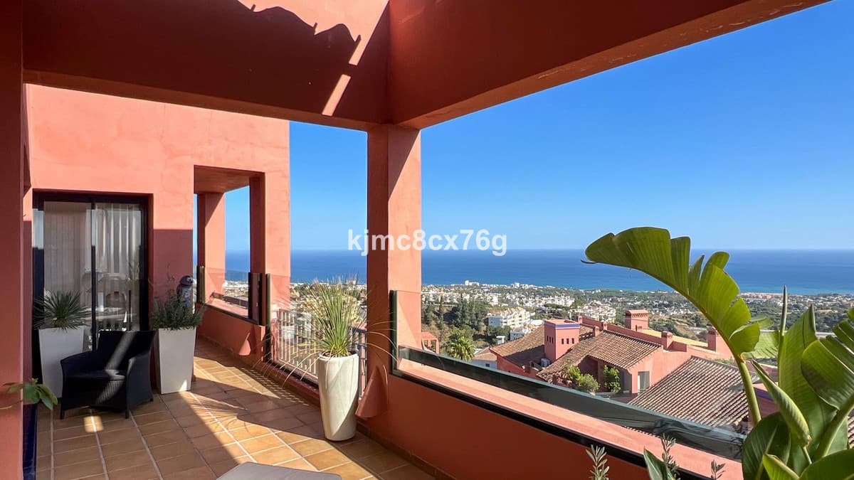 Middle Floor Apartment in Calahonda — photo 1 of 10